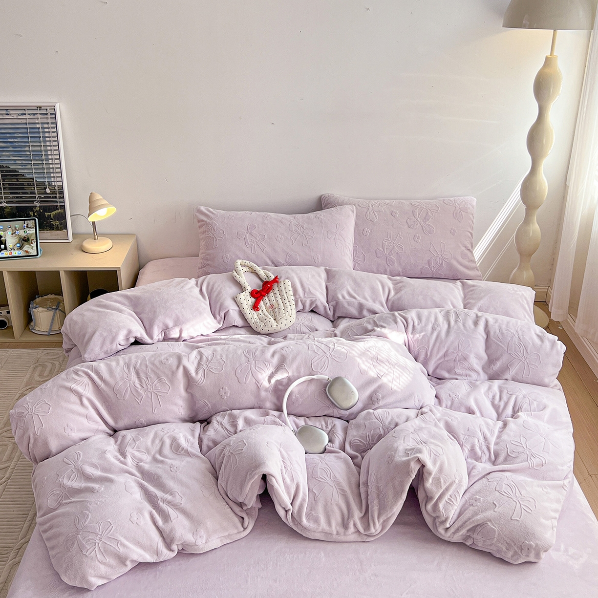 91家纺网 家纺一手货源 找家纺 耀悦家纺 2025新款INS博主风立体A类全消光雕花牛奶绒四件套加厚韩系系列 蝴蝶结伴侣-优雅紫
