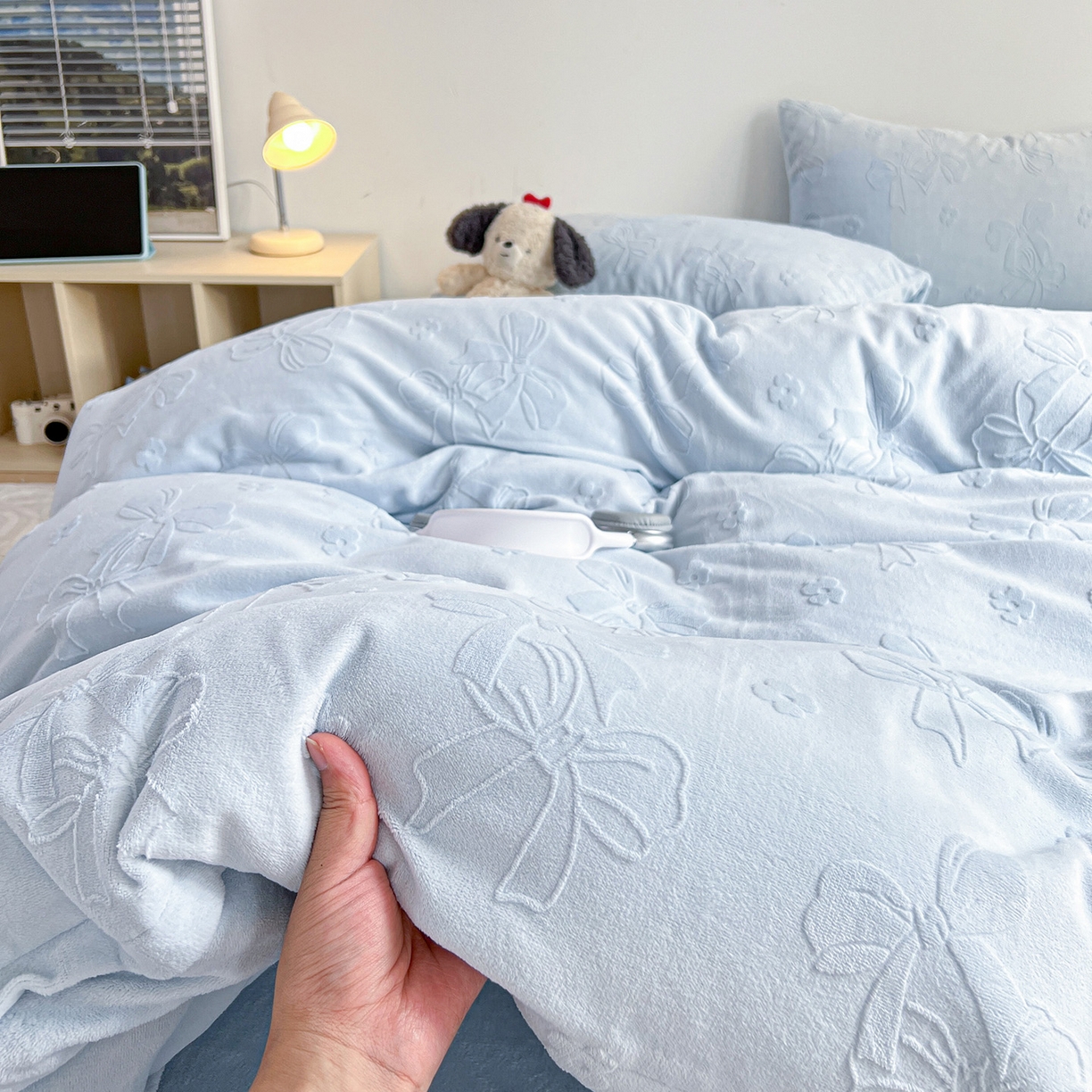 91家纺网 家纺一手货源 找家纺 耀悦家纺 2025新款INS博主风立体A类全消光雕花牛奶绒四件套加厚韩系系列 蝴蝶结伴侣-浅蓝