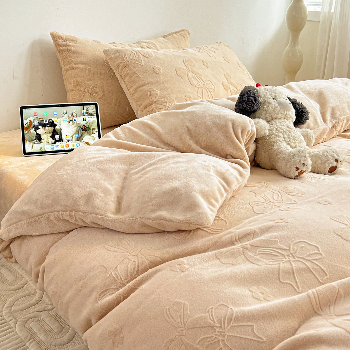 91家纺网 家纺一手货源 找家纺 耀悦家纺 2025新款INS博主风立体A类全消光雕花牛奶绒四件套加厚韩系系列 蝴蝶结伴侣-复古咖