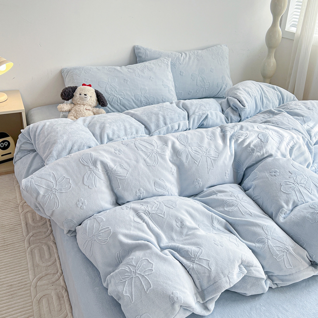 91家纺网 家纺一手货源 找家纺 耀悦家纺 2025新款INS博主风立体A类全消光雕花牛奶绒四件套加厚韩系系列 蝴蝶结伴侣-浅蓝