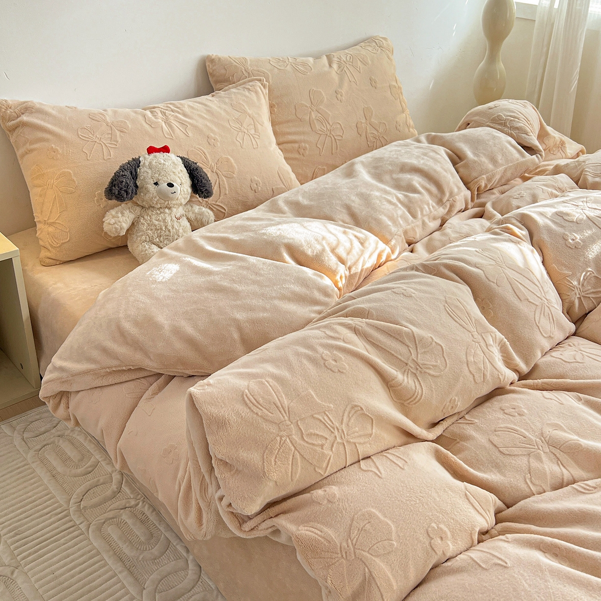 91家纺网 家纺一手货源 找家纺 耀悦家纺 2025新款INS博主风立体A类全消光雕花牛奶绒四件套加厚韩系系列 蝴蝶结伴侣-复古咖