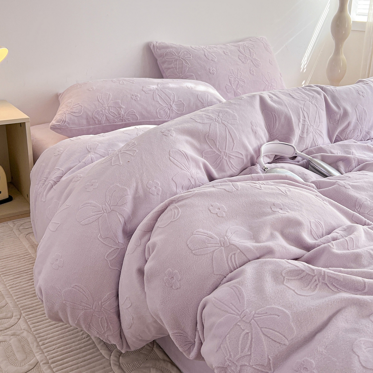 91家纺网 家纺一手货源 找家纺 耀悦家纺 2025新款INS博主风立体A类全消光雕花牛奶绒四件套加厚韩系系列 蝴蝶结伴侣-优雅紫