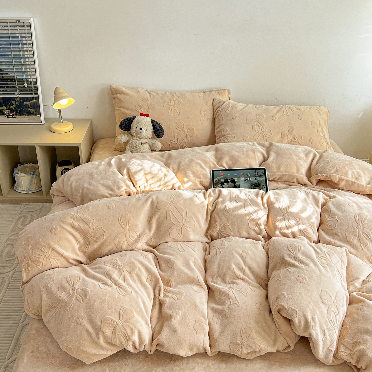 91家纺网 家纺一手货源 找家纺 耀悦家纺 2025新款INS博主风立体A类全消光雕花牛奶绒四件套加厚韩系系列 蝴蝶结伴侣-复古咖