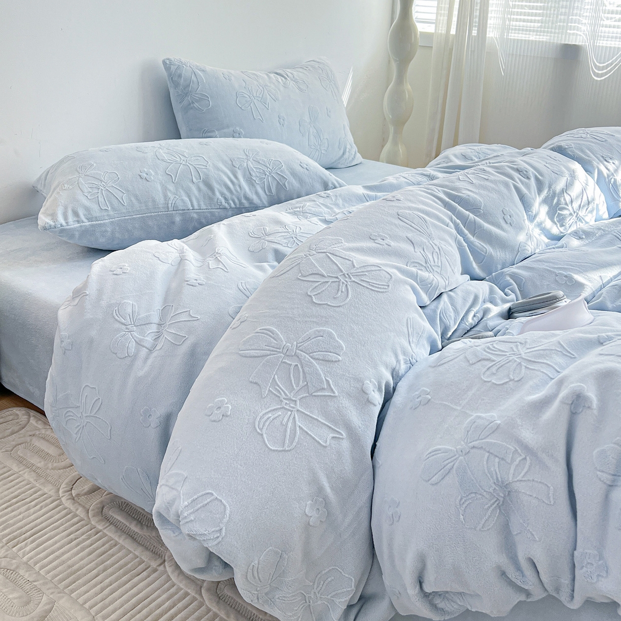 91家纺网 家纺一手货源 找家纺 耀悦家纺 2025新款INS博主风立体A类全消光雕花牛奶绒四件套加厚韩系系列 蝴蝶结伴侣-浅蓝