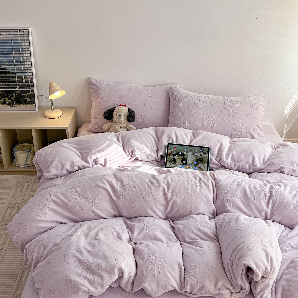91家纺网 家纺一手货源 找家纺 耀悦家纺 2025新款INS博主风立体A类全消光雕花牛奶绒四件套加厚韩系系列 蝴蝶结伴侣-优雅紫