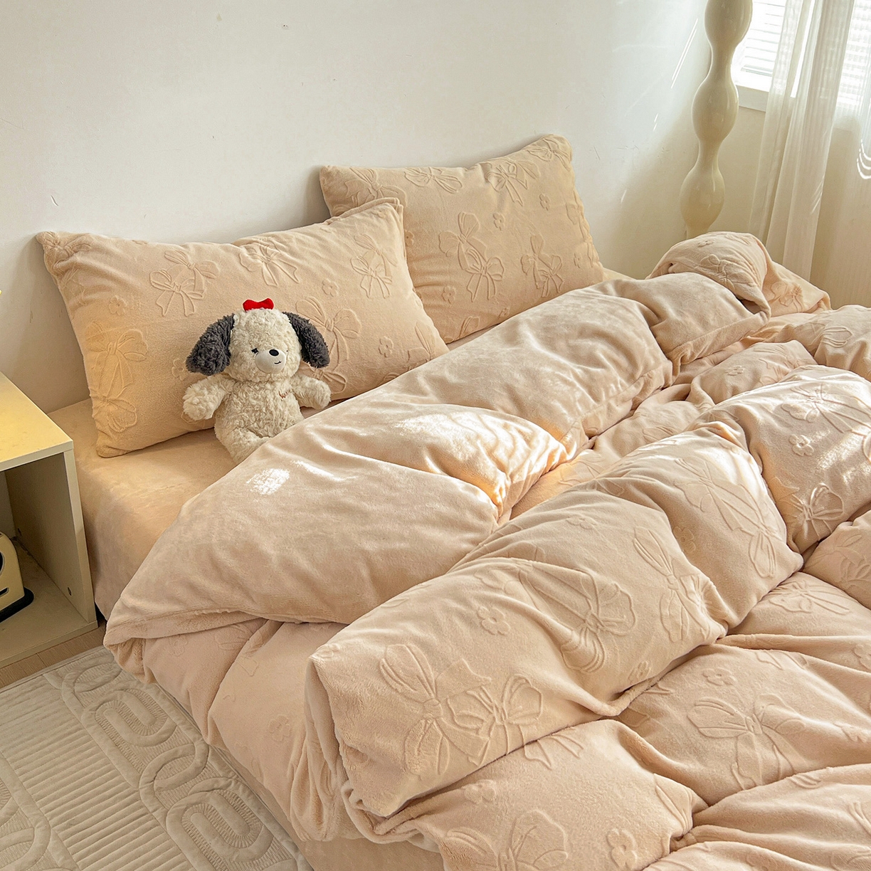 91家纺网 家纺一手货源 找家纺 耀悦家纺 2025新款INS博主风立体A类全消光雕花牛奶绒四件套加厚韩系系列 蝴蝶结伴侣-复古咖