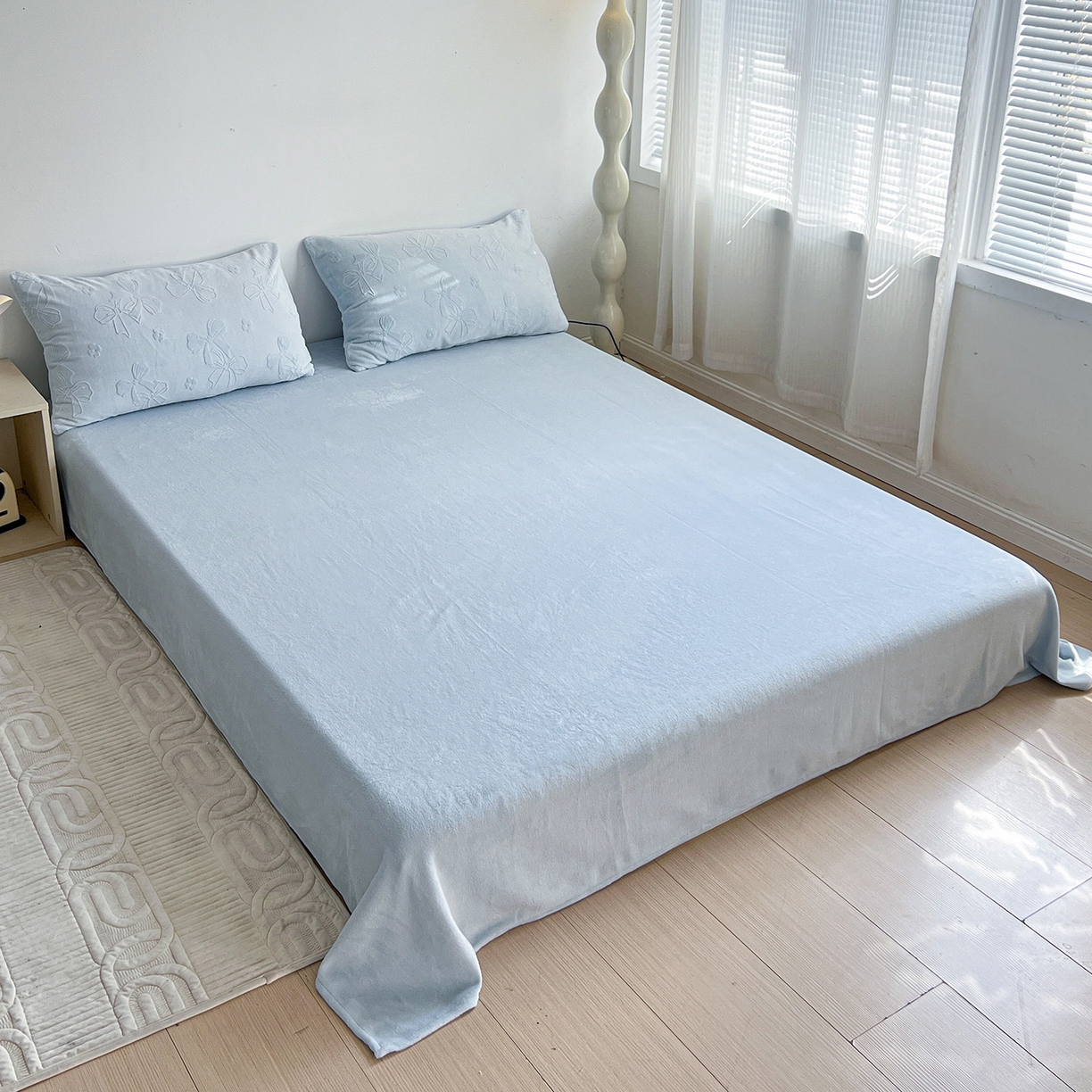 91家纺网 家纺一手货源 找家纺 耀悦家纺 2025新款INS博主风立体A类全消光雕花牛奶绒四件套加厚韩系系列 蝴蝶结伴侣-浅蓝