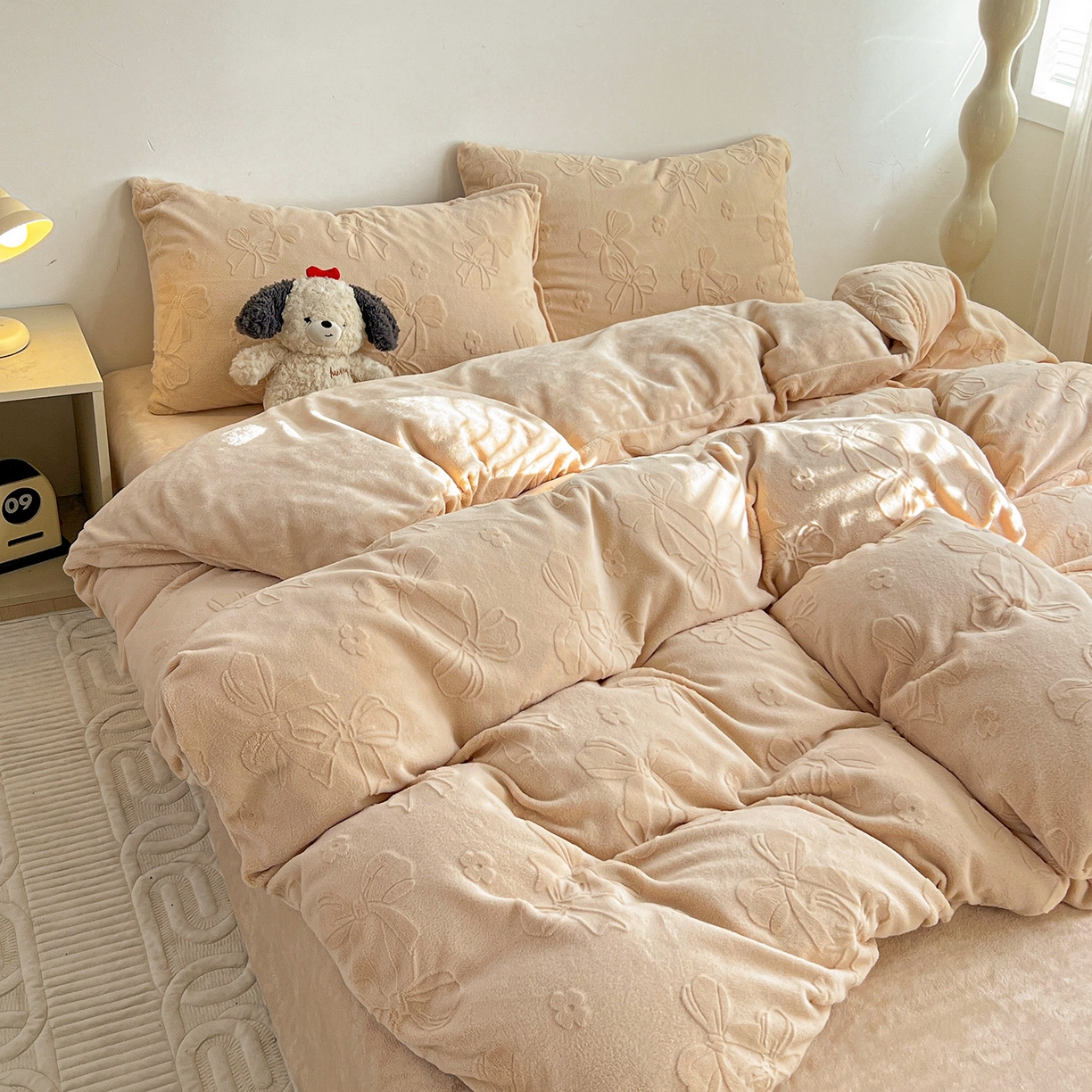 91家纺网 家纺一手货源 找家纺 耀悦家纺 2025新款INS博主风立体A类全消光雕花牛奶绒四件套加厚韩系系列 蝴蝶结伴侣-复古咖