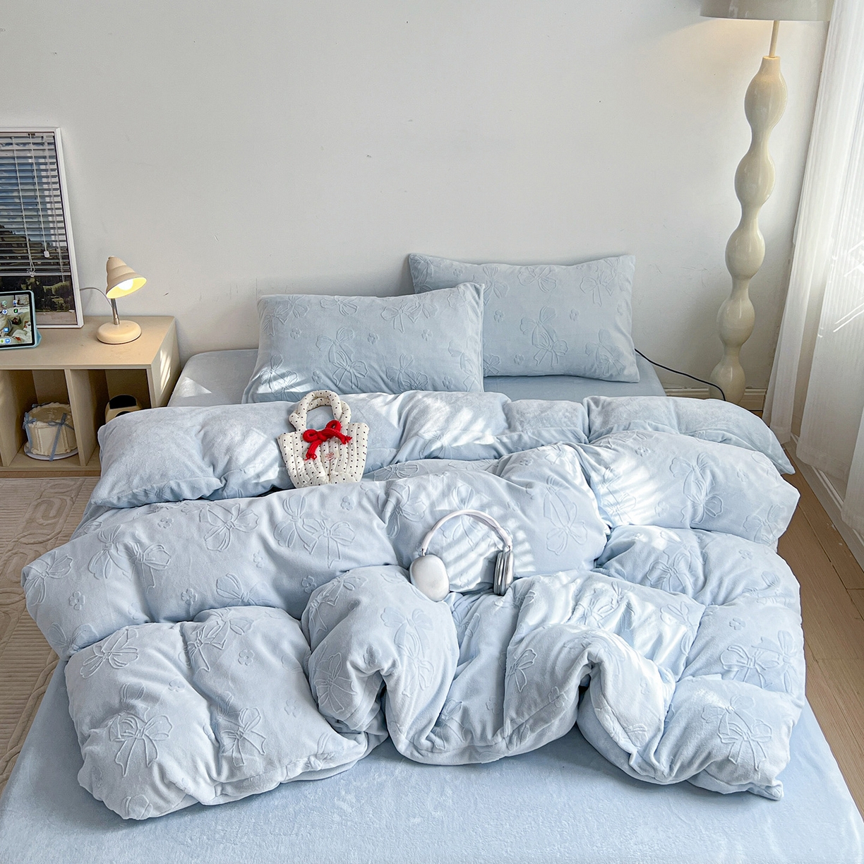 91家纺网 家纺一手货源 找家纺 耀悦家纺 2025新款INS博主风立体A类全消光雕花牛奶绒四件套加厚韩系系列 蝴蝶结伴侣-浅蓝