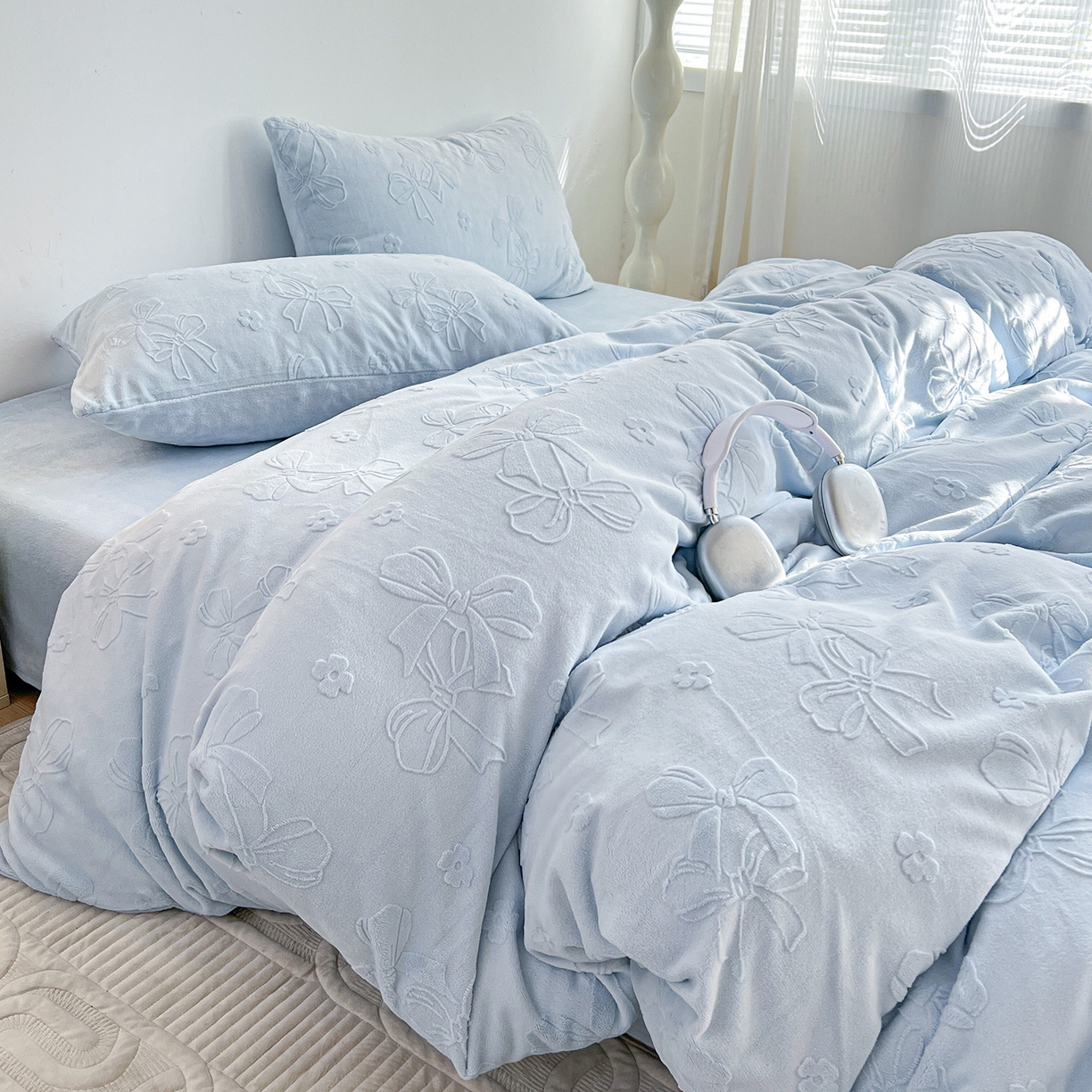 91家纺网 家纺一手货源 找家纺 耀悦家纺 2025新款INS博主风立体A类全消光雕花牛奶绒四件套加厚韩系系列 蝴蝶结伴侣-浅蓝