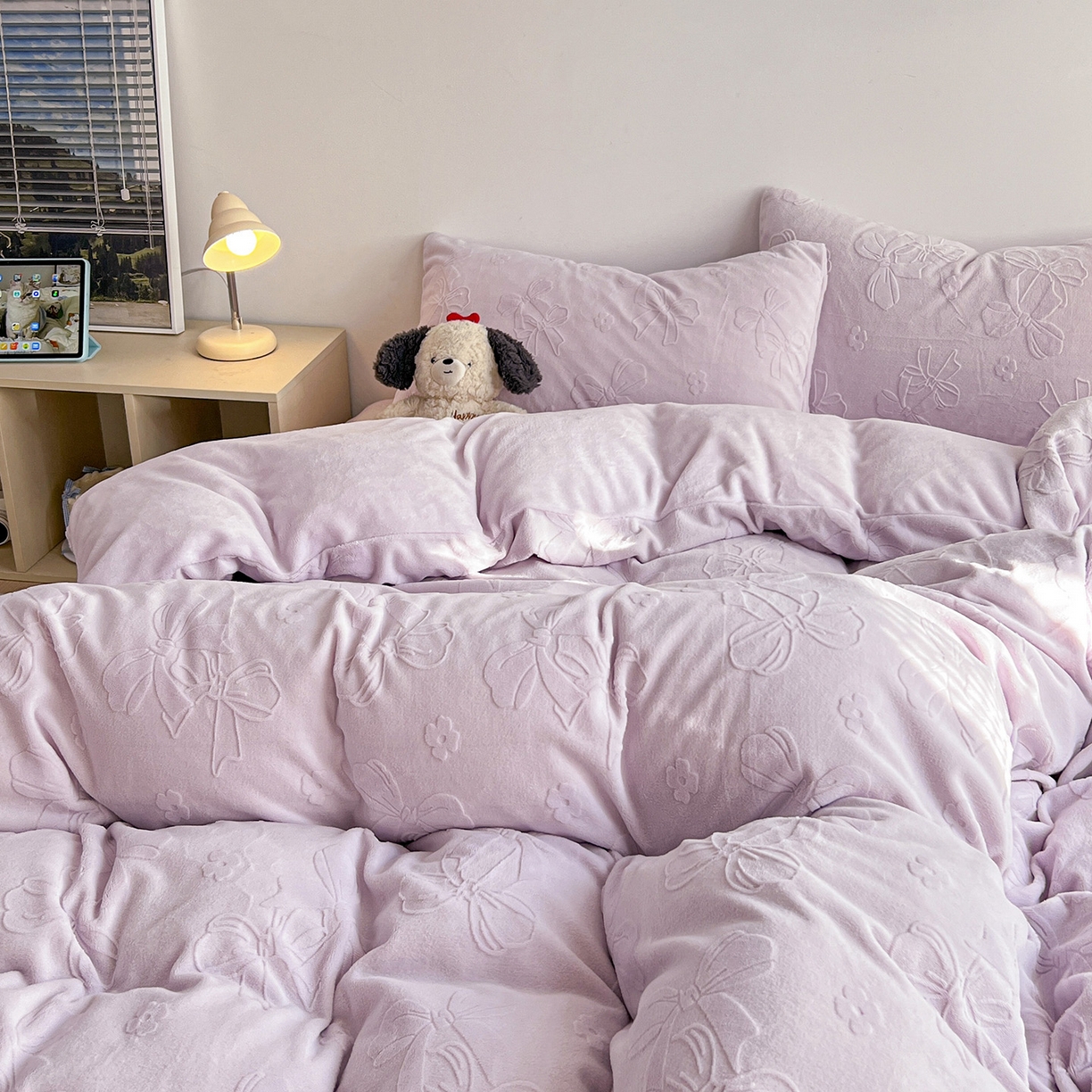 91家纺网 家纺一手货源 找家纺 耀悦家纺 2025新款INS博主风立体A类全消光雕花牛奶绒四件套加厚韩系系列 蝴蝶结伴侣-优雅紫