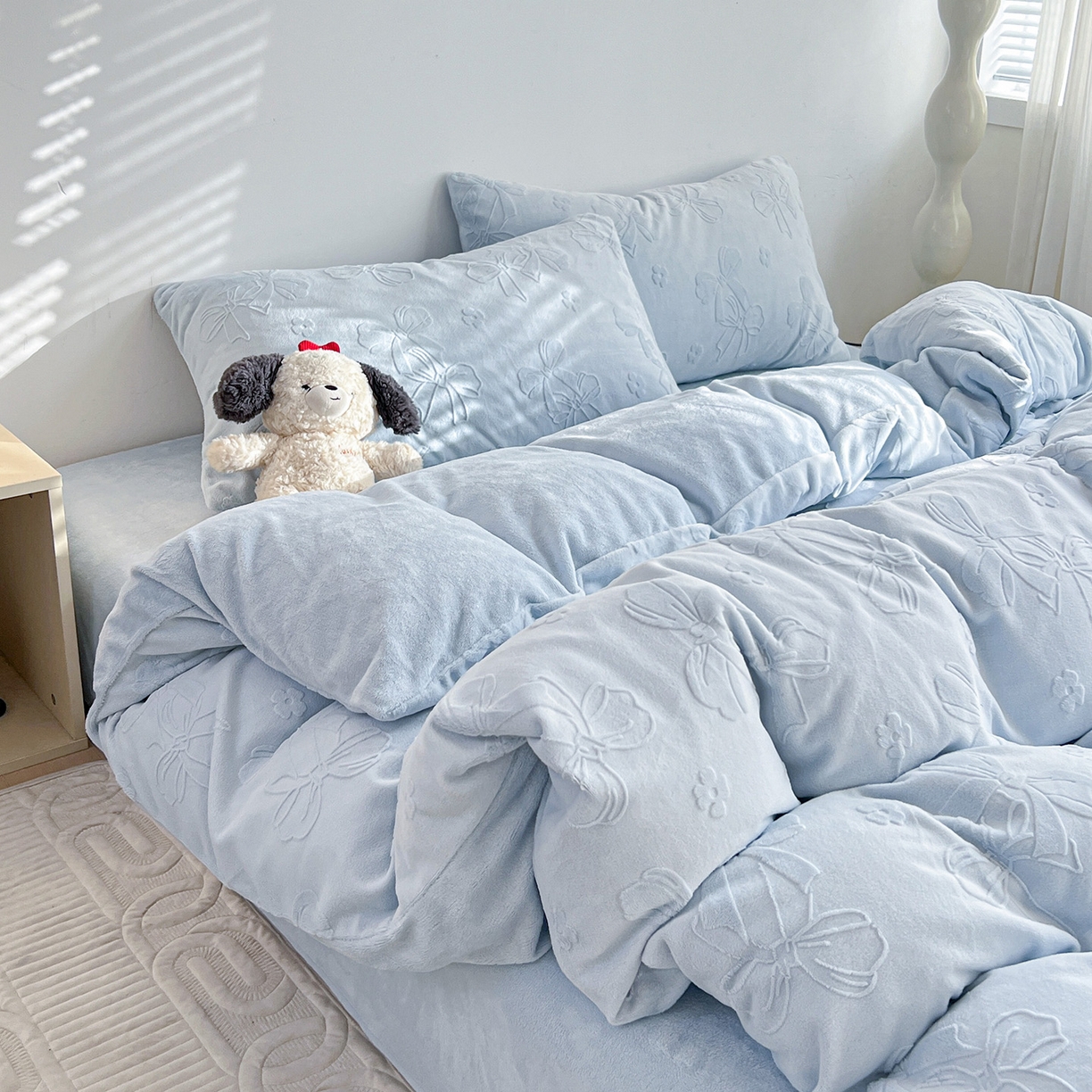 91家纺网 家纺一手货源 找家纺 耀悦家纺 2025新款INS博主风立体A类全消光雕花牛奶绒四件套加厚韩系系列 蝴蝶结伴侣-浅蓝