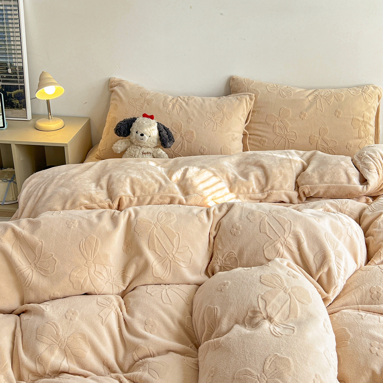 91家纺网 家纺一手货源 找家纺 耀悦家纺 2025新款INS博主风立体A类全消光雕花牛奶绒四件套加厚韩系系列 蝴蝶结伴侣-复古咖