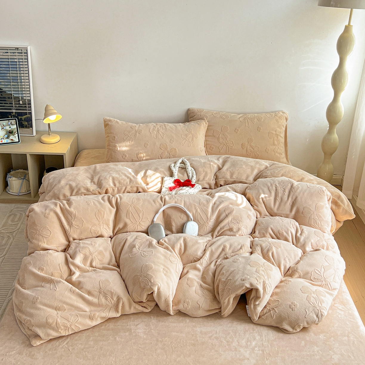 91家纺网 家纺一手货源 找家纺 耀悦家纺 2025新款INS博主风立体A类全消光雕花牛奶绒四件套加厚韩系系列 蝴蝶结伴侣-复古咖