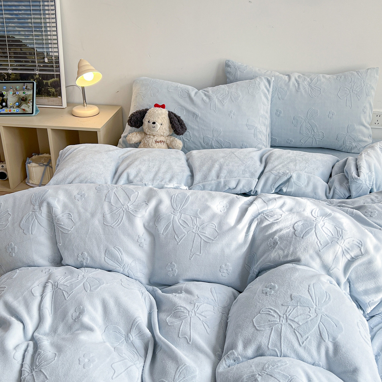 91家纺网 家纺一手货源 找家纺 耀悦家纺 2025新款INS博主风立体A类全消光雕花牛奶绒四件套加厚韩系系列 蝴蝶结伴侣-浅蓝