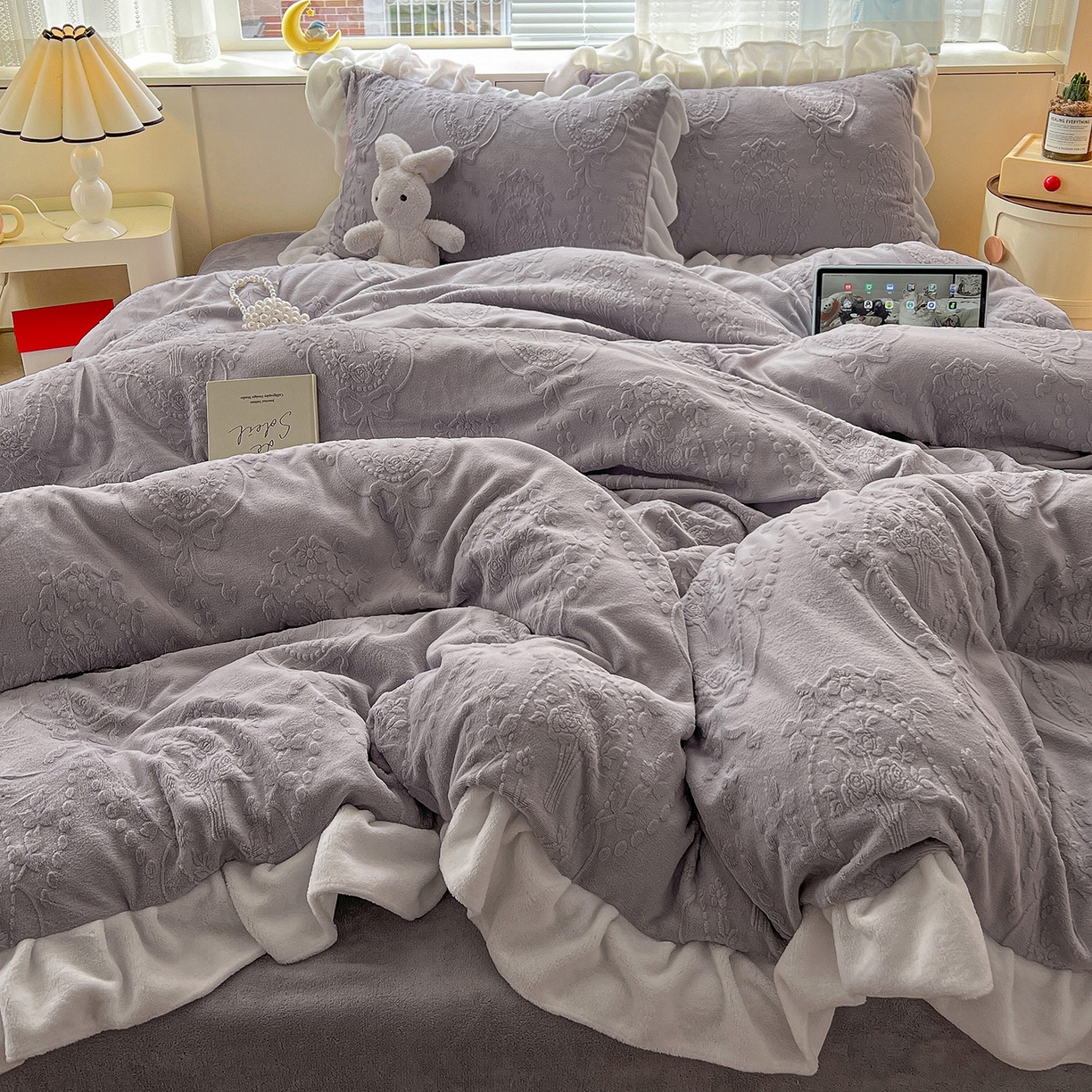 91家纺网 家纺一手货源 找家纺 亿梵家居 2025新款法式花边款A类5D牛奶绒立体雕花四件套（提供买家秀） 花边款  手捧花-香芋紫