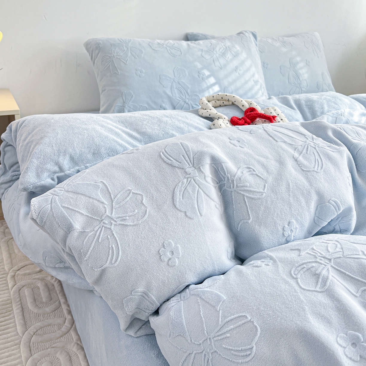 91家纺网 家纺一手货源 找家纺 耀悦家纺 2025新款INS博主风立体A类全消光雕花牛奶绒四件套加厚韩系系列 蝴蝶结伴侣-浅蓝