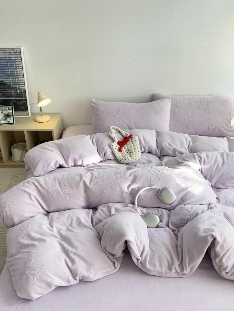 91家纺网 家纺一手货源 找家纺 耀悦家纺 2025新款INS博主风立体A类全消光雕花牛奶绒四件套加厚韩系系列 蝴蝶结伴侣-优雅紫