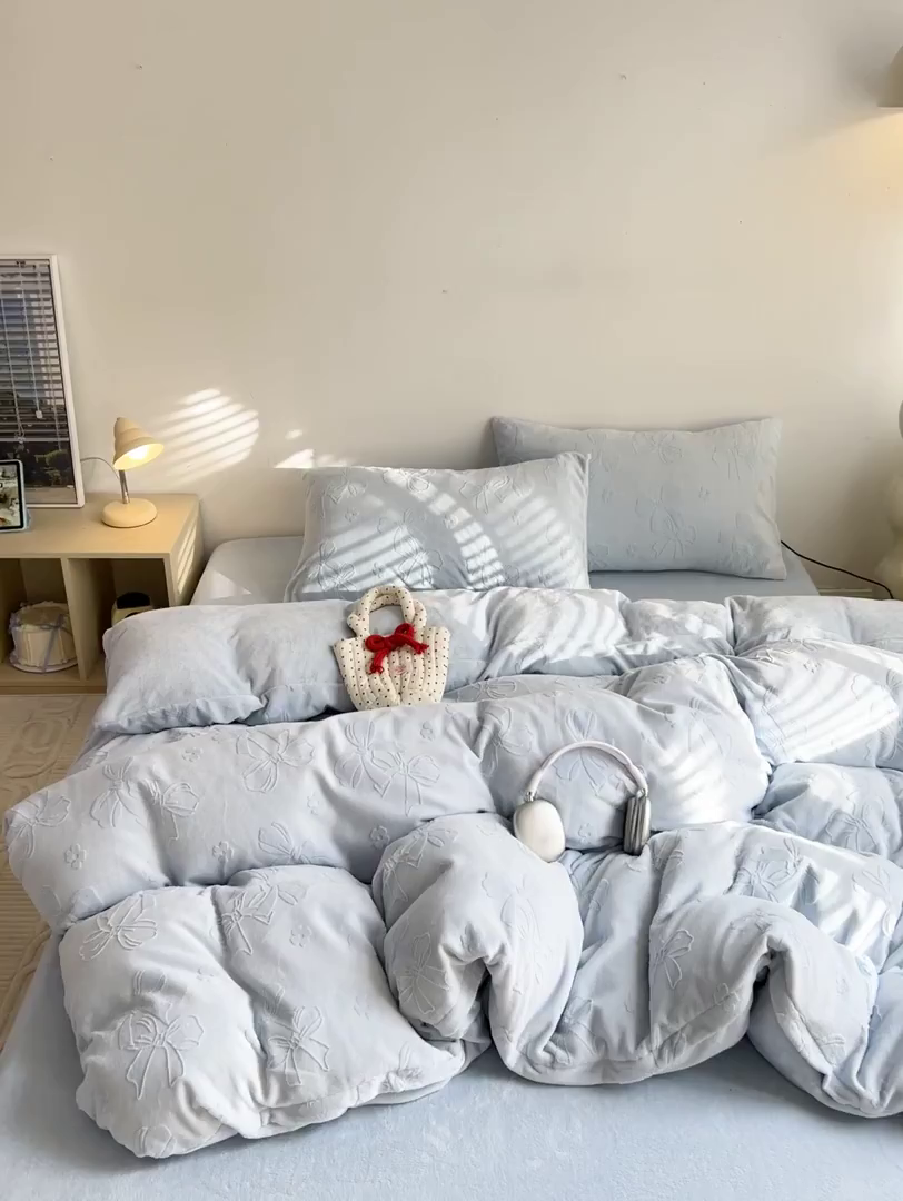 91家纺网 家纺一手货源 找家纺 耀悦家纺 2025新款INS博主风立体A类全消光雕花牛奶绒四件套加厚韩系系列 蝴蝶结伴侣-浅蓝