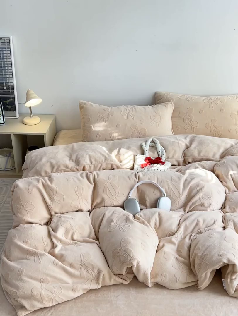 91家纺网 家纺一手货源 找家纺 耀悦家纺 2025新款INS博主风立体A类全消光雕花牛奶绒四件套加厚韩系系列 蝴蝶结伴侣-复古咖