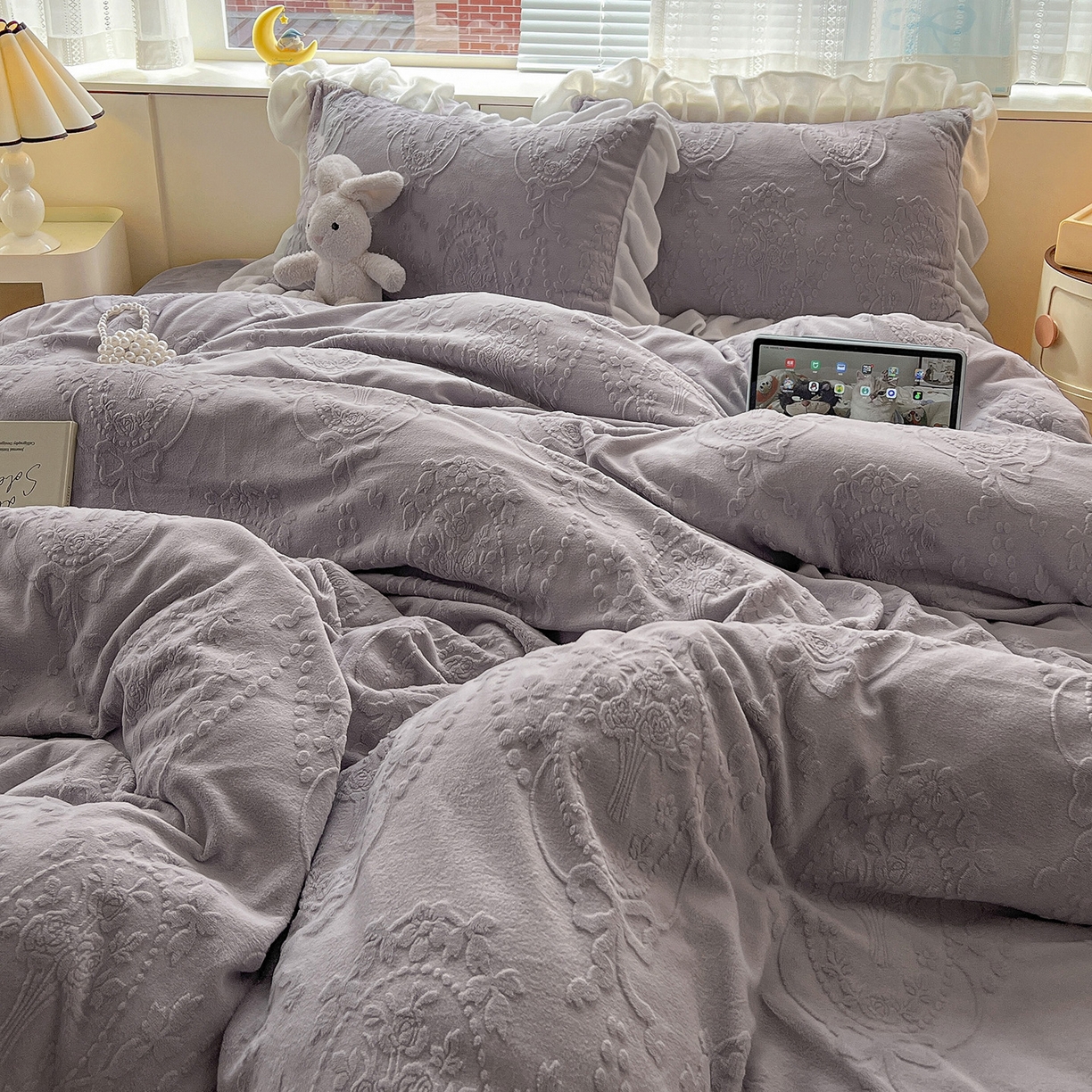 91家纺网 家纺一手货源 找家纺 亿梵家居 2025新款法式花边款A类5D牛奶绒立体雕花四件套（提供买家秀） 花边款  手捧花-香芋紫