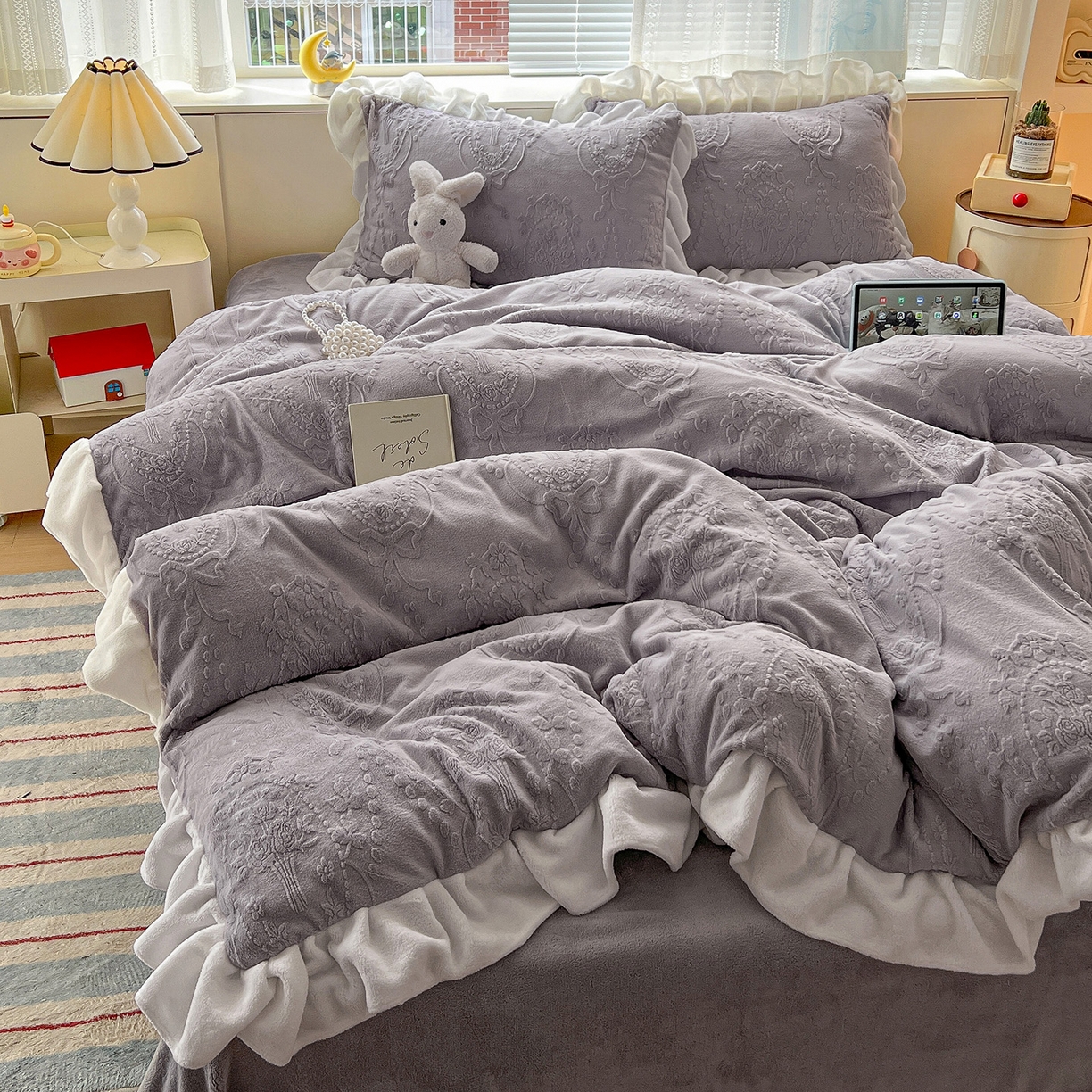 91家纺网 家纺一手货源 找家纺 亿梵家居 2025新款法式花边款A类5D牛奶绒立体雕花四件套（提供买家秀） 花边款  手捧花-香芋紫