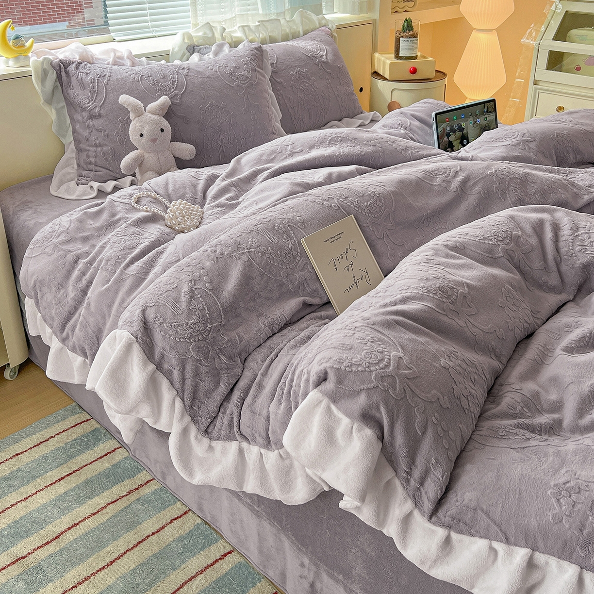 91家纺网 家纺一手货源 找家纺 亿梵家居 2025新款法式花边款A类5D牛奶绒立体雕花四件套（提供买家秀） 花边款  手捧花-香芋紫