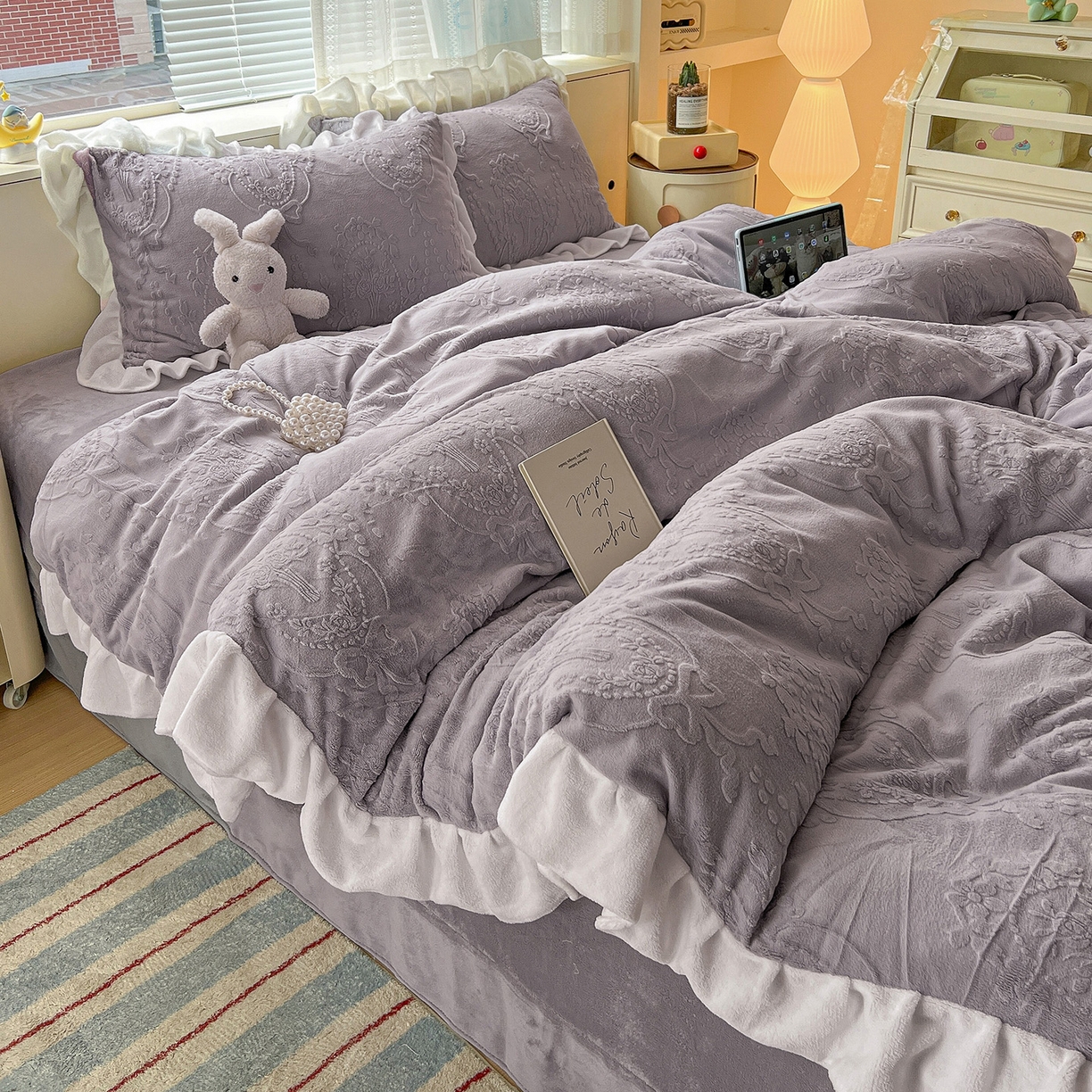 91家纺网 家纺一手货源 找家纺 亿梵家居 2025新款法式花边款A类5D牛奶绒立体雕花四件套（提供买家秀） 花边款  手捧花-香芋紫