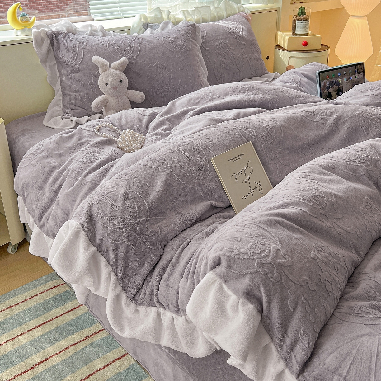 91家纺网 家纺一手货源 找家纺 亿梵家居 2025新款法式花边款A类5D牛奶绒立体雕花四件套（提供买家秀） 花边款  手捧花-香芋紫