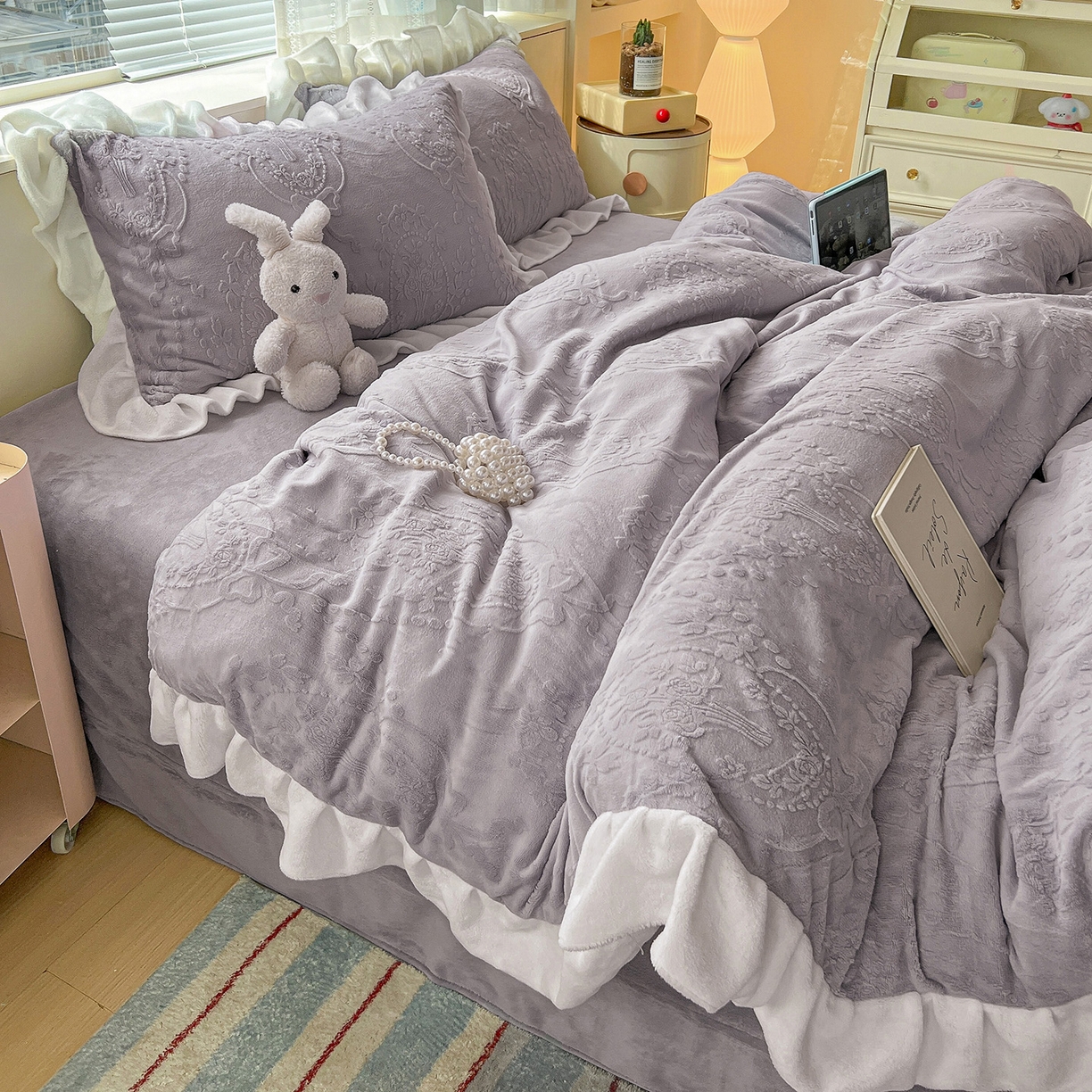 91家纺网 家纺一手货源 找家纺 亿梵家居 2025新款法式花边款A类5D牛奶绒立体雕花四件套（提供买家秀） 花边款  手捧花-香芋紫