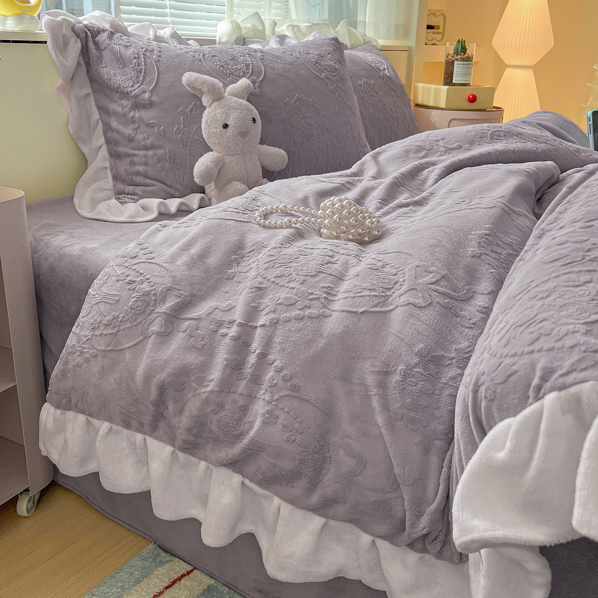 91家纺网 家纺一手货源 找家纺 亿梵家居 2025新款法式花边款A类5D牛奶绒立体雕花四件套（提供买家秀） 花边款  手捧花-香芋紫