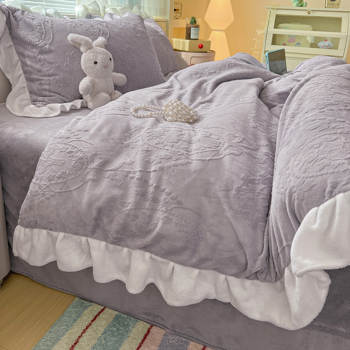 91家纺网 家纺一手货源 找家纺 亿梵家居 2025新款法式花边款A类5D牛奶绒立体雕花四件套（提供买家秀） 花边款  手捧花-香芋紫