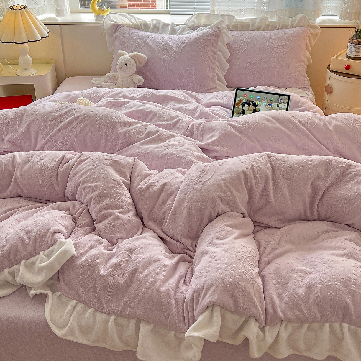 91家纺网 家纺一手货源 找家纺 亿梵家居 2025新款法式花边款A类5D牛奶绒立体雕花四件套（提供买家秀） 花边款  手捧花-新媚紫