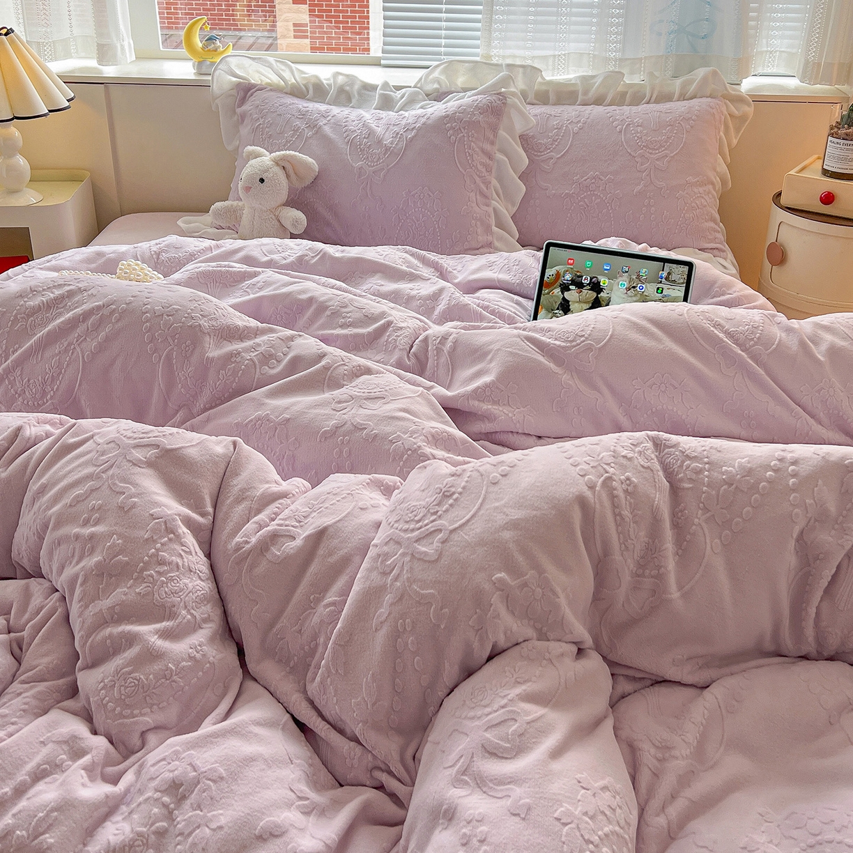 91家纺网 家纺一手货源 找家纺 亿梵家居 2025新款法式花边款A类5D牛奶绒立体雕花四件套（提供买家秀） 花边款  手捧花-新媚紫