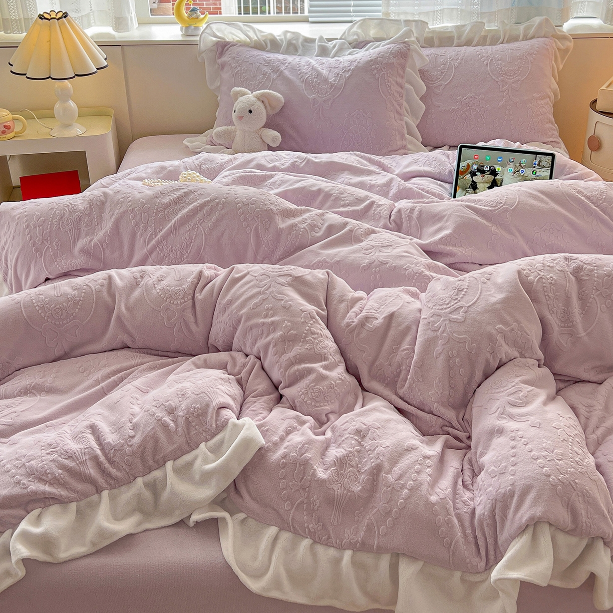 91家纺网 家纺一手货源 找家纺 亿梵家居 2025新款法式花边款A类5D牛奶绒立体雕花四件套（提供买家秀） 花边款  手捧花-新媚紫