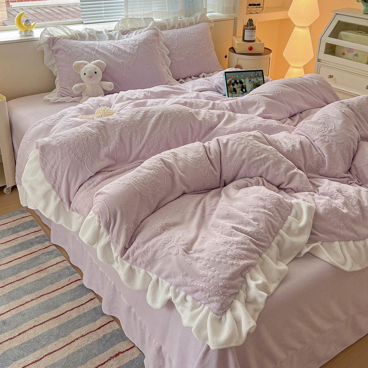 91家纺网 家纺一手货源 找家纺 亿梵家居 2025新款法式花边款A类5D牛奶绒立体雕花四件套（提供买家秀） 花边款  手捧花-新媚紫