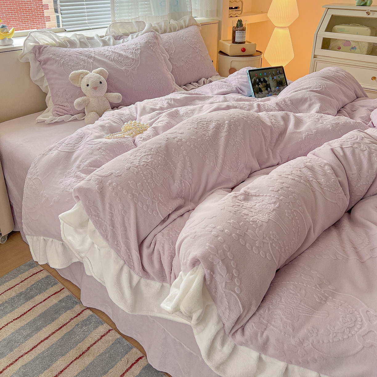 91家纺网 家纺一手货源 找家纺 亿梵家居 2025新款法式花边款A类5D牛奶绒立体雕花四件套（提供买家秀） 花边款  手捧花-新媚紫