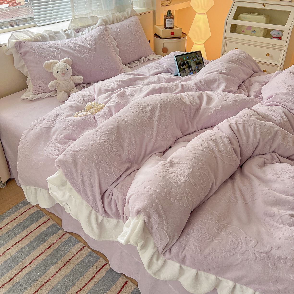 91家纺网 家纺一手货源 找家纺 亿梵家居 2025新款法式花边款A类5D牛奶绒立体雕花四件套（提供买家秀） 花边款  手捧花-新媚紫