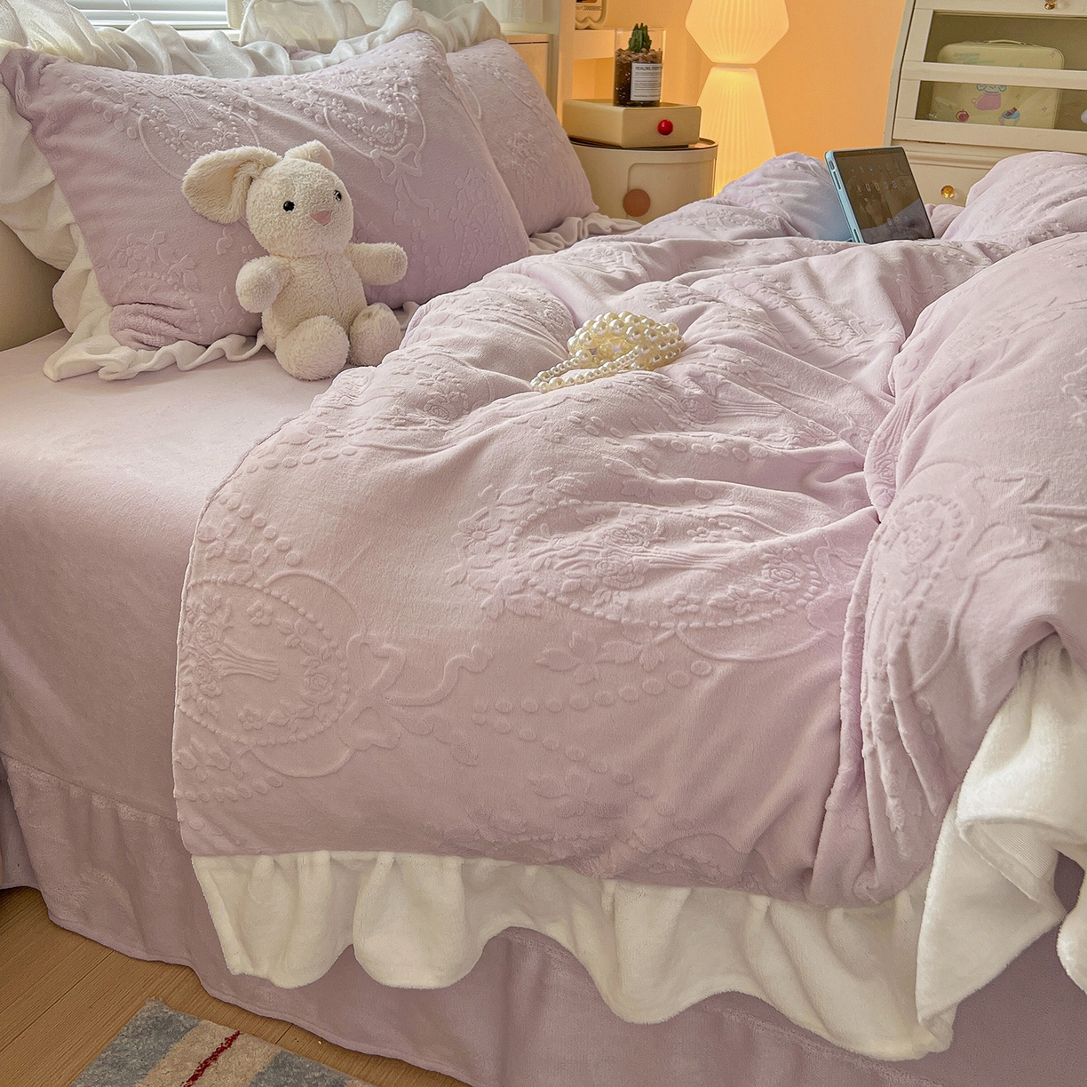 91家纺网 家纺一手货源 找家纺 亿梵家居 2025新款法式花边款A类5D牛奶绒立体雕花四件套（提供买家秀） 花边款  手捧花-新媚紫