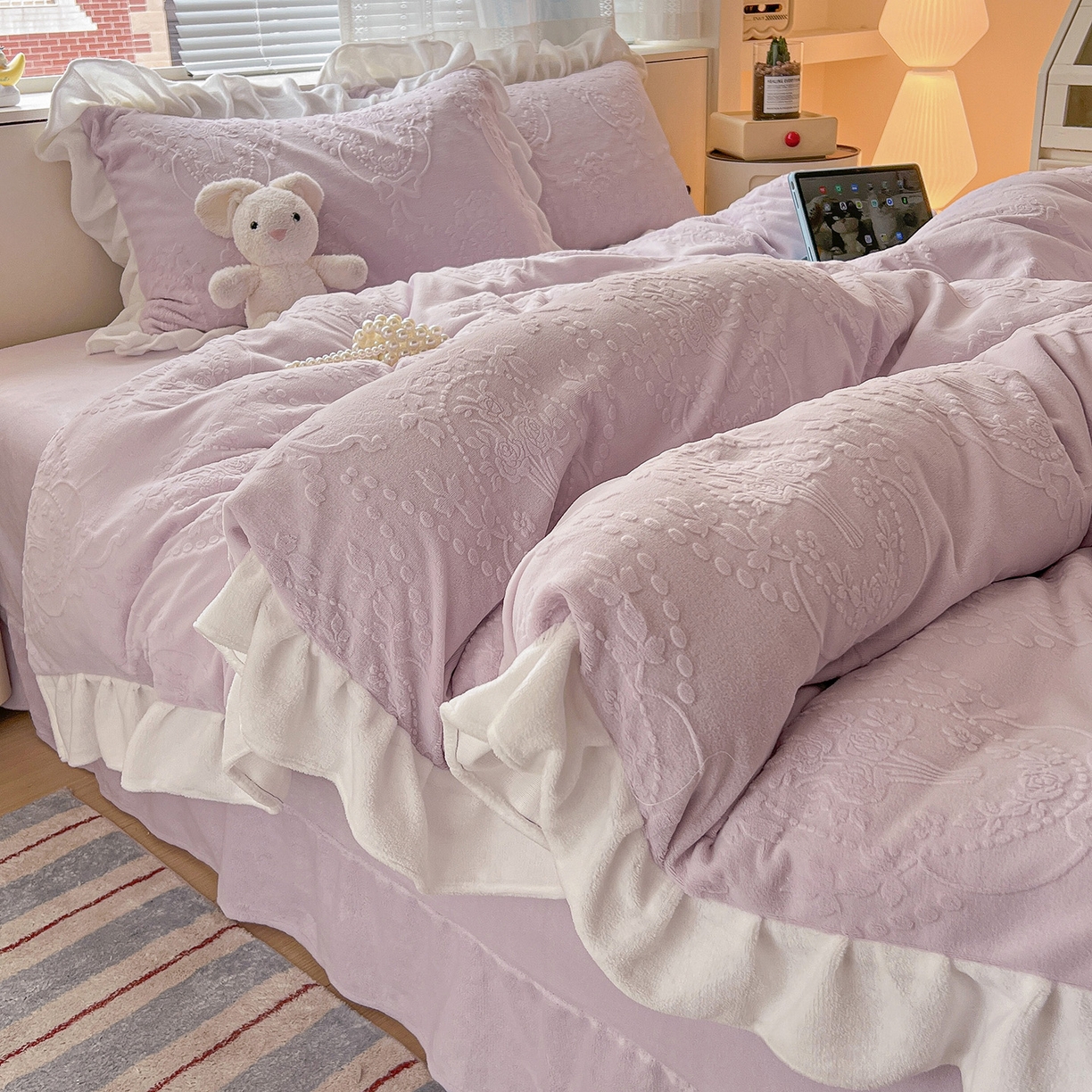 91家纺网 家纺一手货源 找家纺 亿梵家居 2025新款法式花边款A类5D牛奶绒立体雕花四件套（提供买家秀） 花边款  手捧花-新媚紫