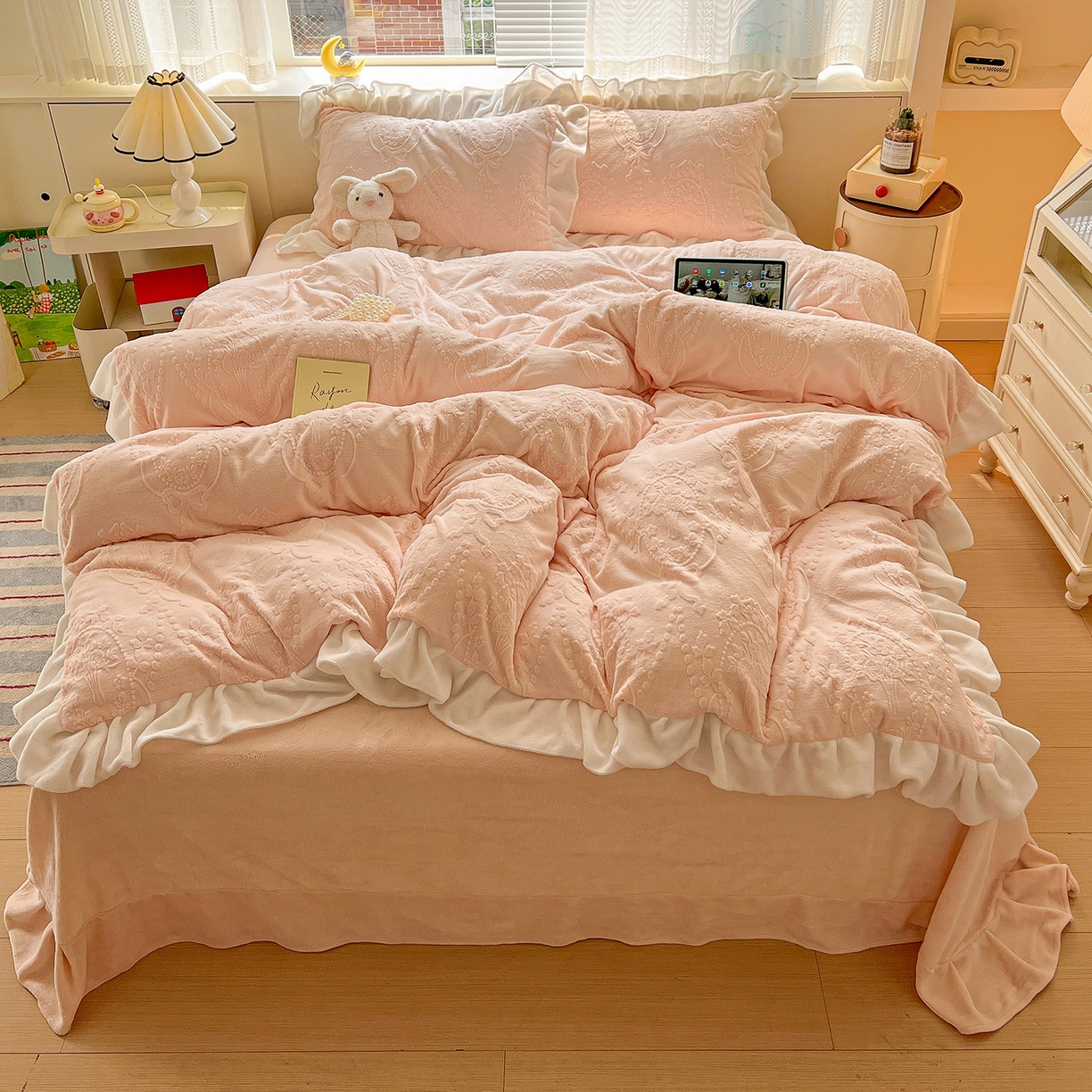 91家纺网 家纺一手货源 找家纺 亿梵家居 2025新款法式花边款A类5D牛奶绒立体雕花四件套（提供买家秀） 花边款  手捧花-樱花粉