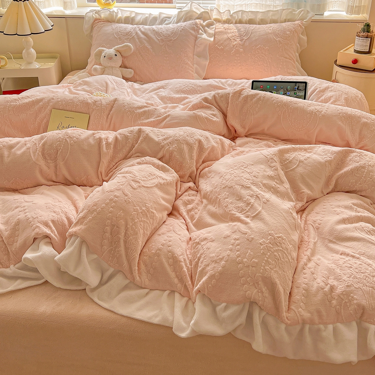 91家纺网 家纺一手货源 找家纺 亿梵家居 2025新款法式花边款A类5D牛奶绒立体雕花四件套（提供买家秀） 花边款  手捧花-樱花粉