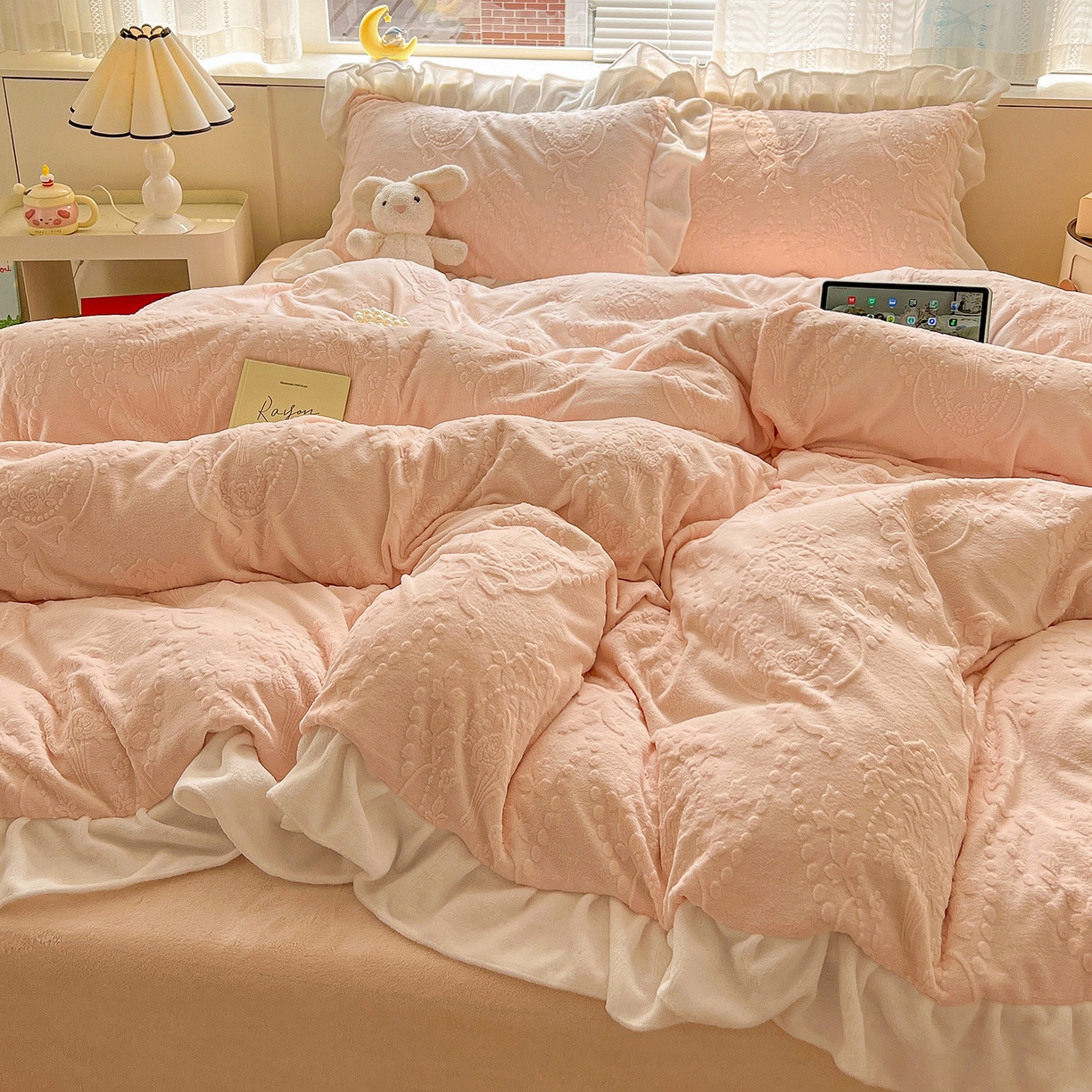 91家纺网 家纺一手货源 找家纺 亿梵家居 2025新款法式花边款A类5D牛奶绒立体雕花四件套（提供买家秀） 花边款  手捧花-樱花粉