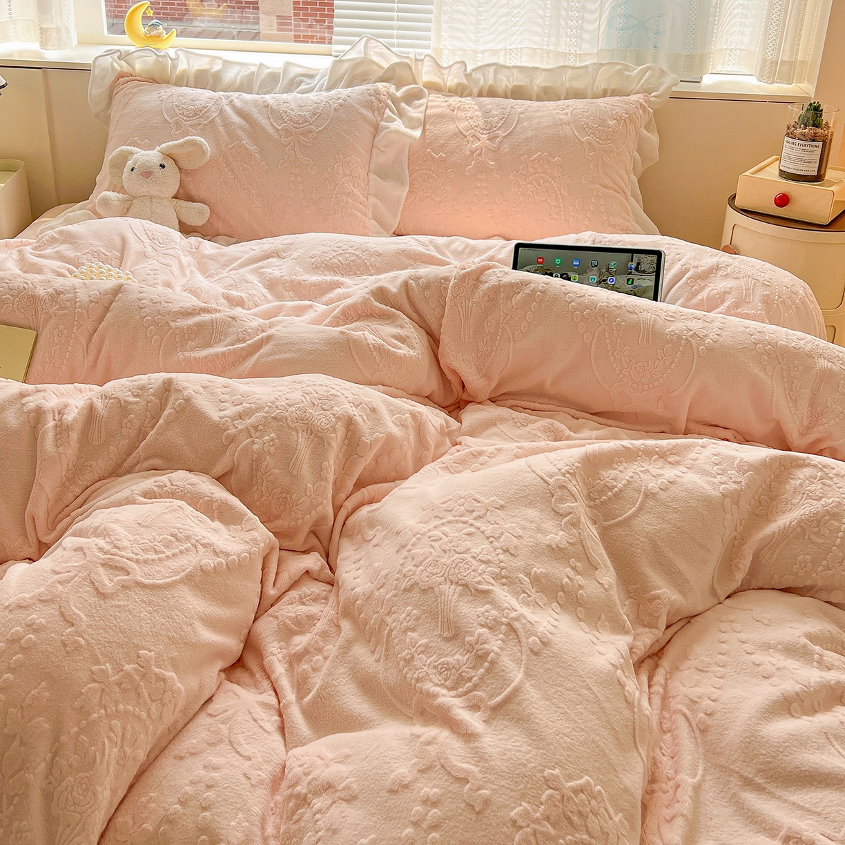 91家纺网 家纺一手货源 找家纺 亿梵家居 2025新款法式花边款A类5D牛奶绒立体雕花四件套（提供买家秀） 花边款  手捧花-樱花粉