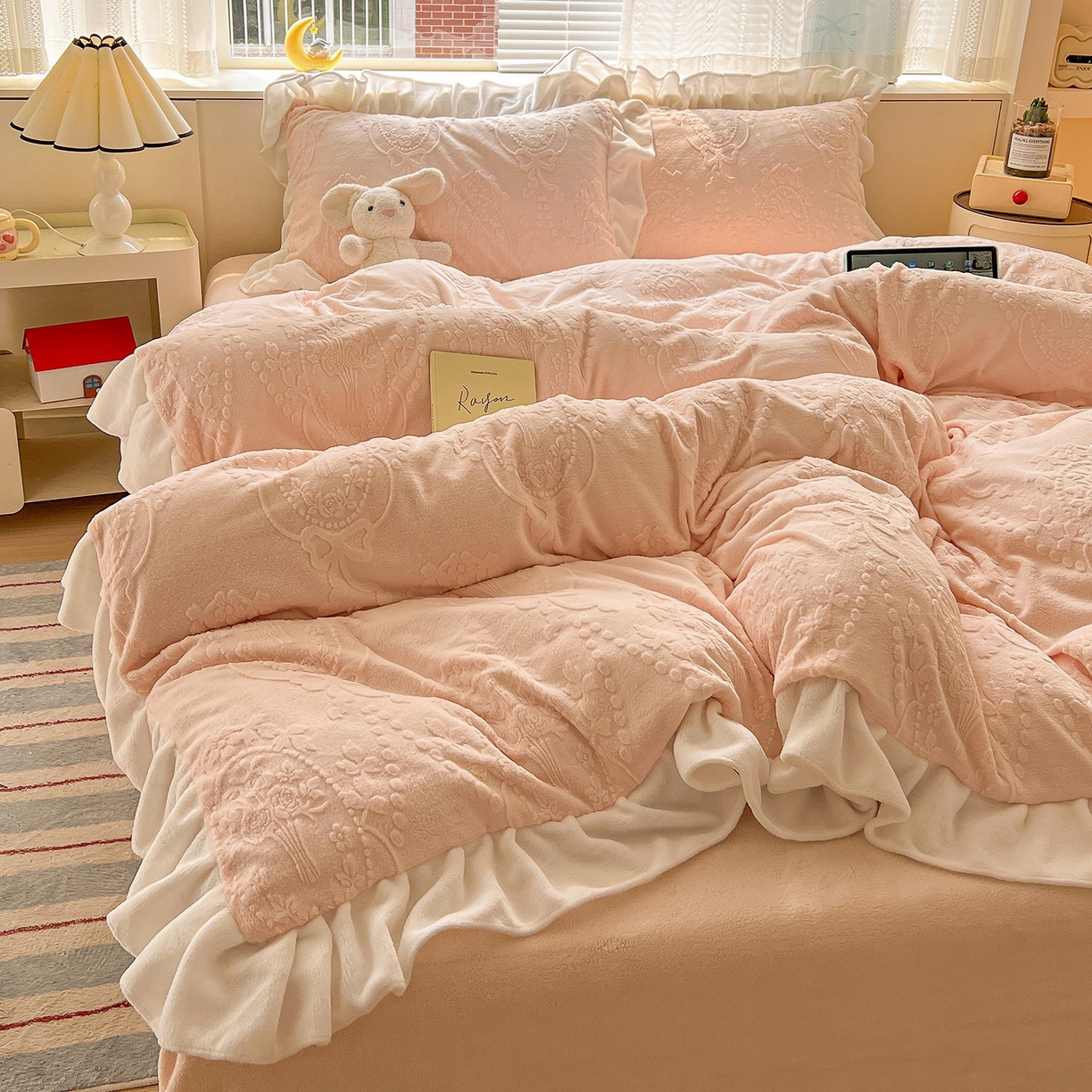 91家纺网 家纺一手货源 找家纺 亿梵家居 2025新款法式花边款A类5D牛奶绒立体雕花四件套（提供买家秀） 花边款  手捧花-樱花粉