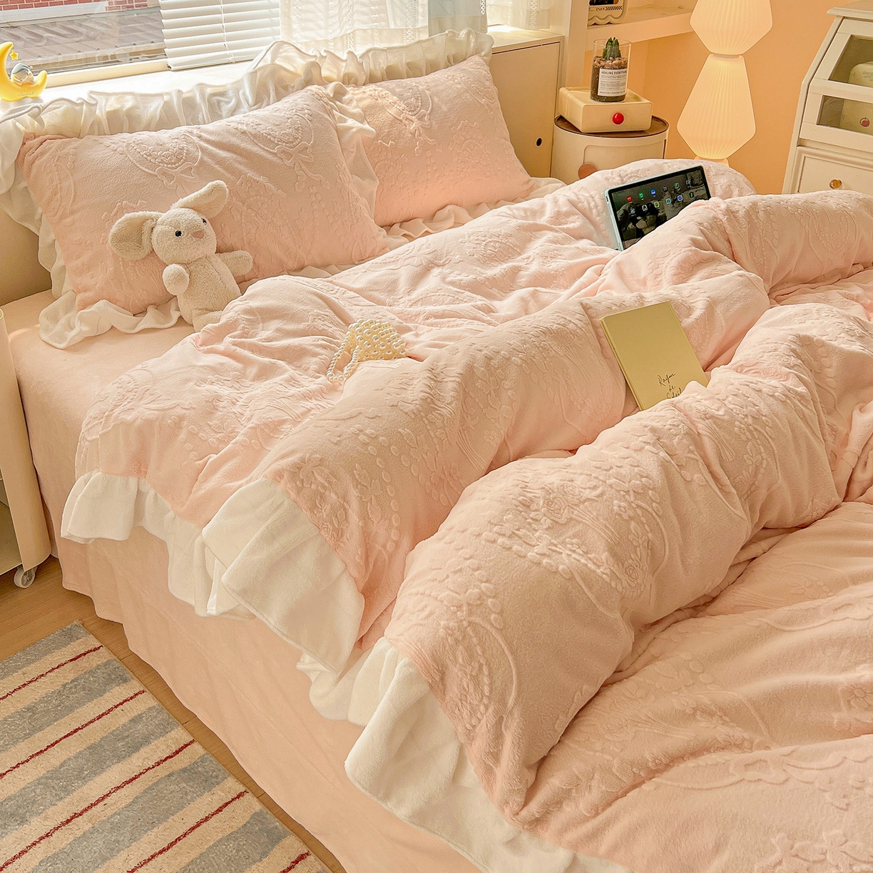 91家纺网 家纺一手货源 找家纺 亿梵家居 2025新款法式花边款A类5D牛奶绒立体雕花四件套（提供买家秀） 花边款  手捧花-樱花粉