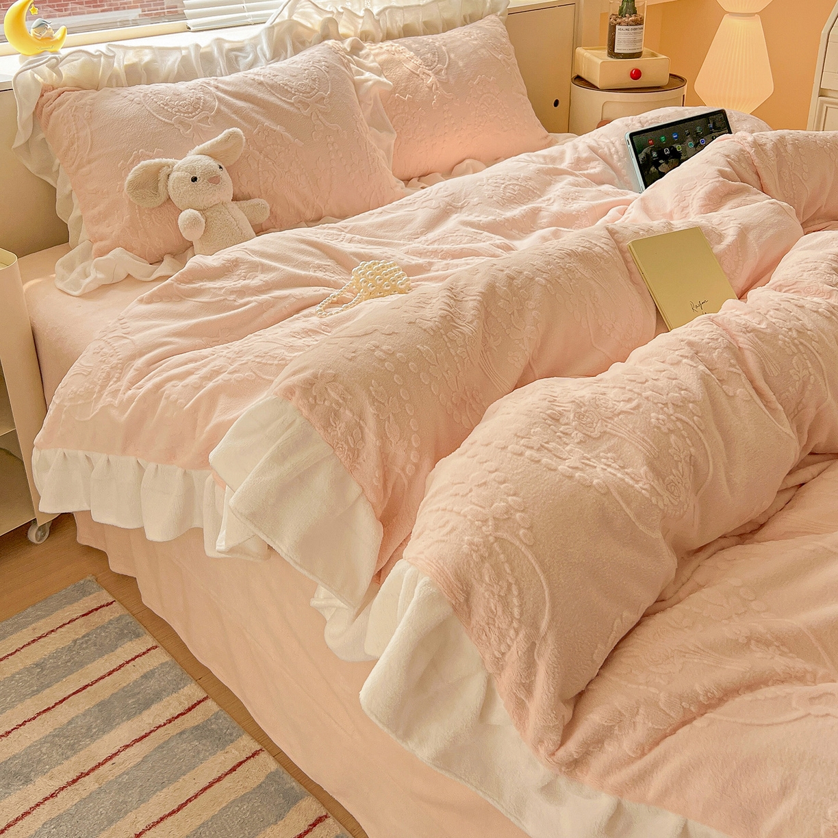 91家纺网 家纺一手货源 找家纺 亿梵家居 2025新款法式花边款A类5D牛奶绒立体雕花四件套（提供买家秀） 花边款  手捧花-樱花粉