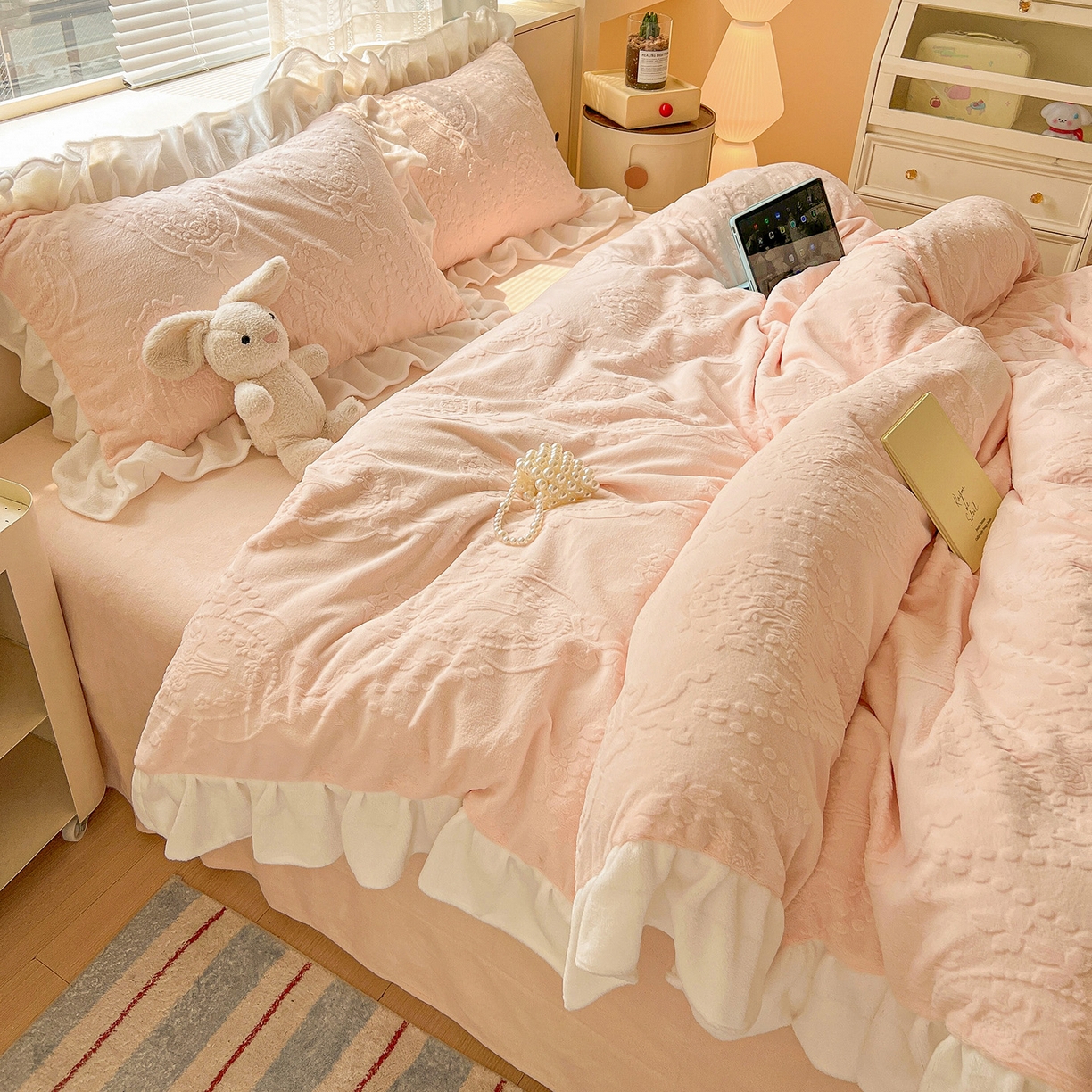 91家纺网 家纺一手货源 找家纺 亿梵家居 2025新款法式花边款A类5D牛奶绒立体雕花四件套（提供买家秀） 花边款  手捧花-樱花粉