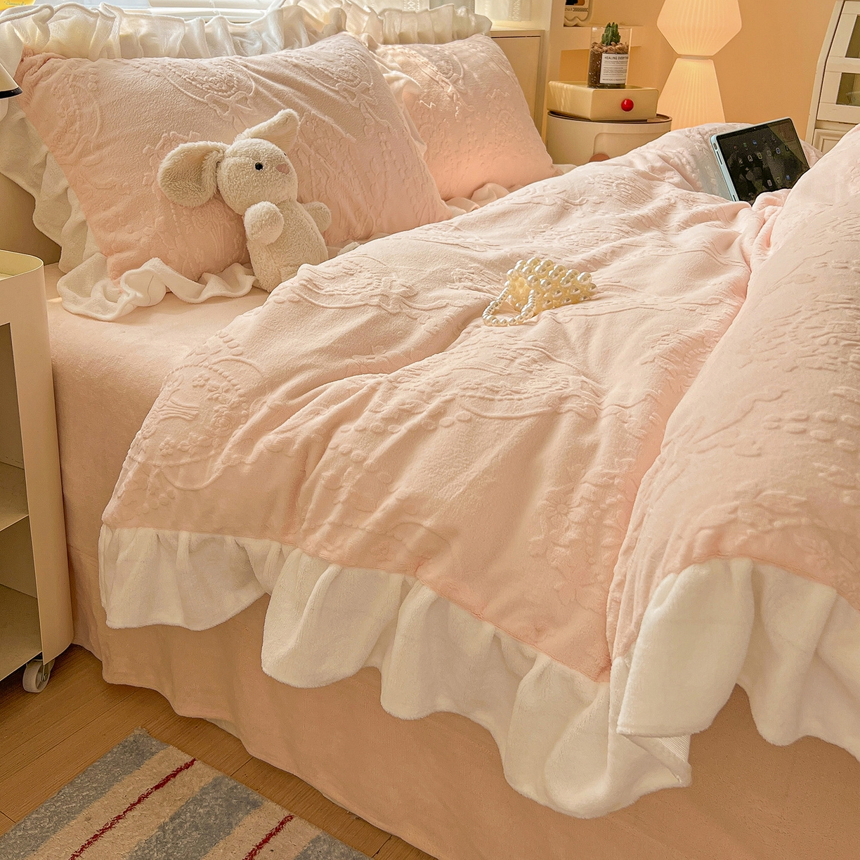 91家纺网 家纺一手货源 找家纺 亿梵家居 2025新款法式花边款A类5D牛奶绒立体雕花四件套（提供买家秀） 花边款  手捧花-樱花粉