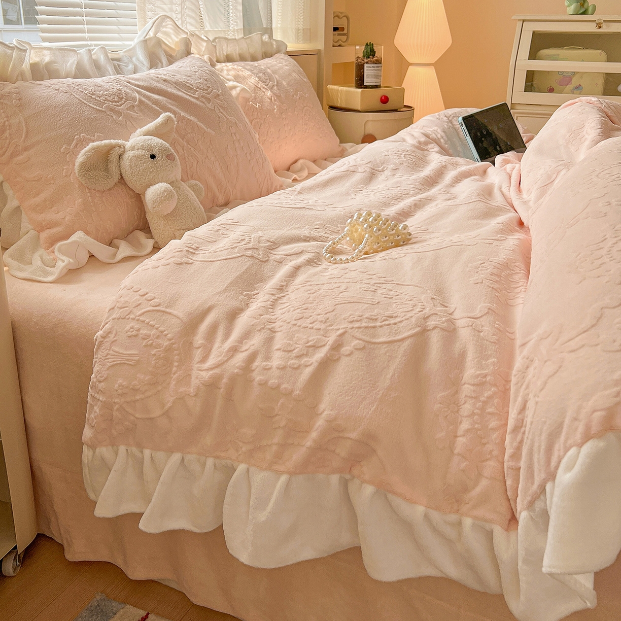 91家纺网 家纺一手货源 找家纺 亿梵家居 2025新款法式花边款A类5D牛奶绒立体雕花四件套（提供买家秀） 花边款  手捧花-樱花粉